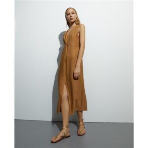 Vestido midi de mujer en tono tierra con escote pico de Andam
