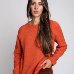 Jersey Weekend de Pisonero en tono naranja, con cuello redondo y manga larga, sobre modelo