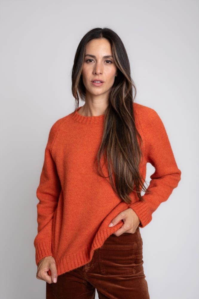 Jersey Weekend de Pisonero en tono naranja, con cuello redondo y manga larga, sobre modelo
