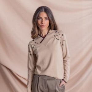 Jersey beige BMB & Co. con abalorios en los hombros